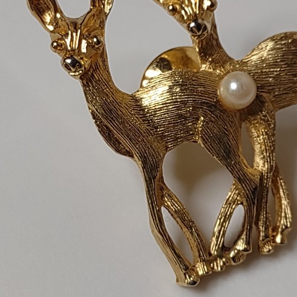 Gold Tone Deer Pin With Faux Pearl Tails - Picture 7 of 14